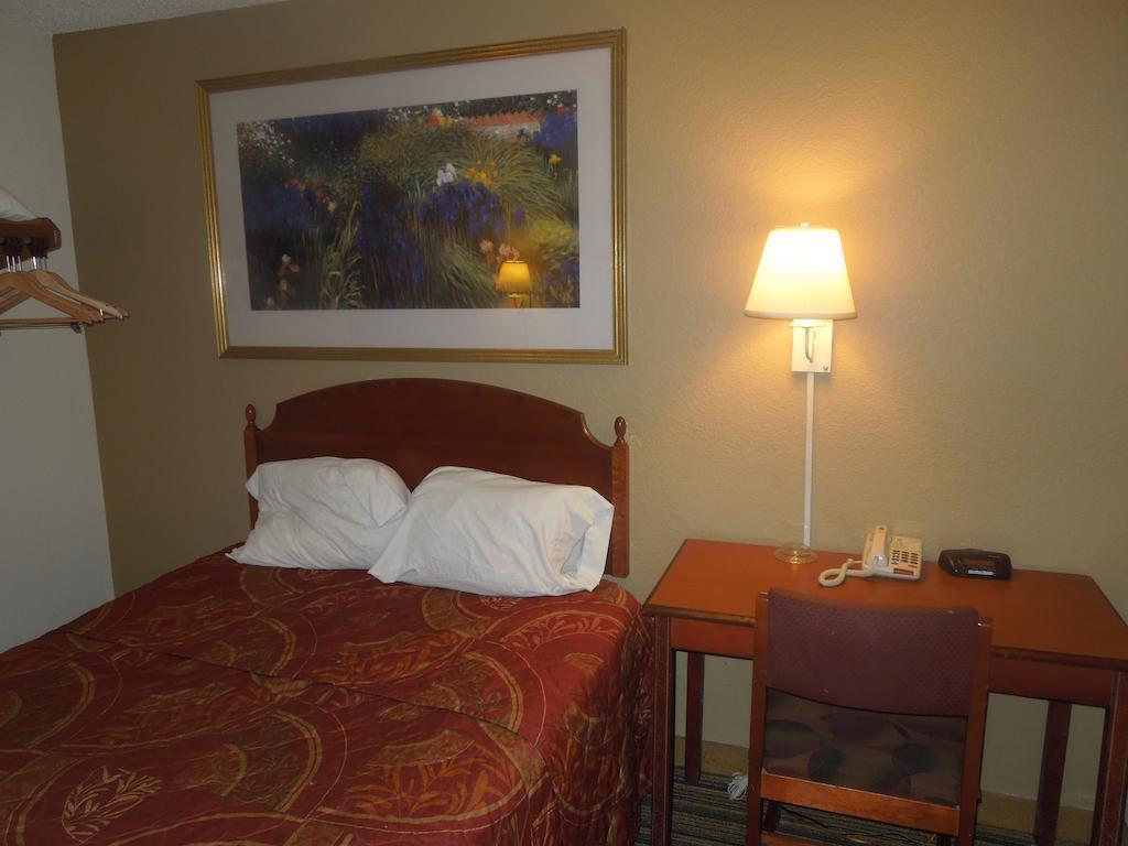 Motel Super 8 By Wyndham Waldorf Esterno foto
