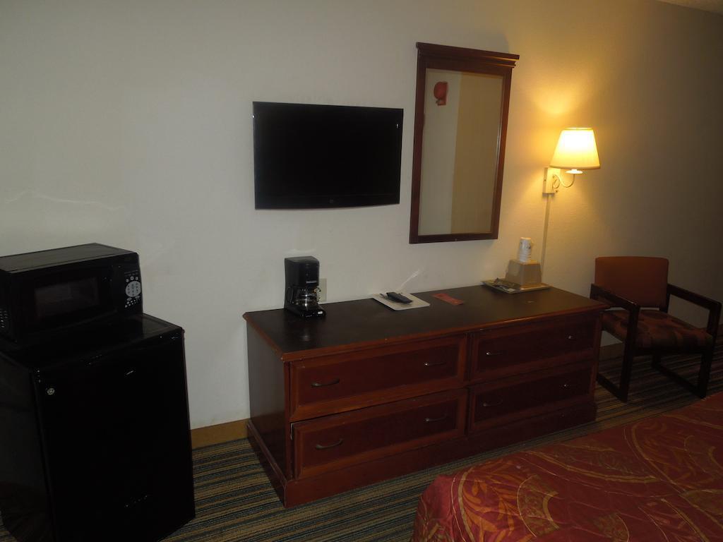 Motel Super 8 By Wyndham Waldorf Esterno foto