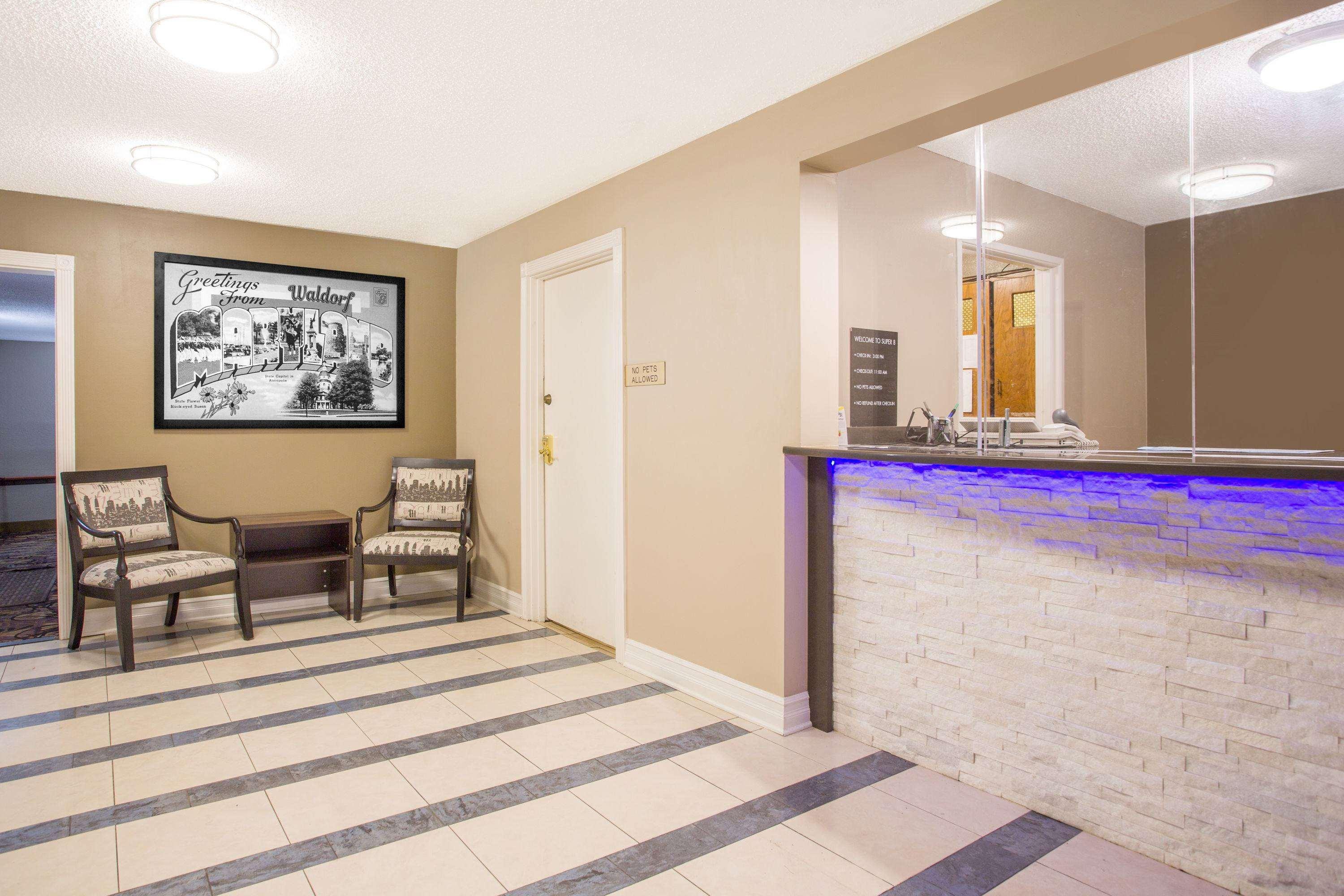 Motel Super 8 By Wyndham Waldorf Esterno foto