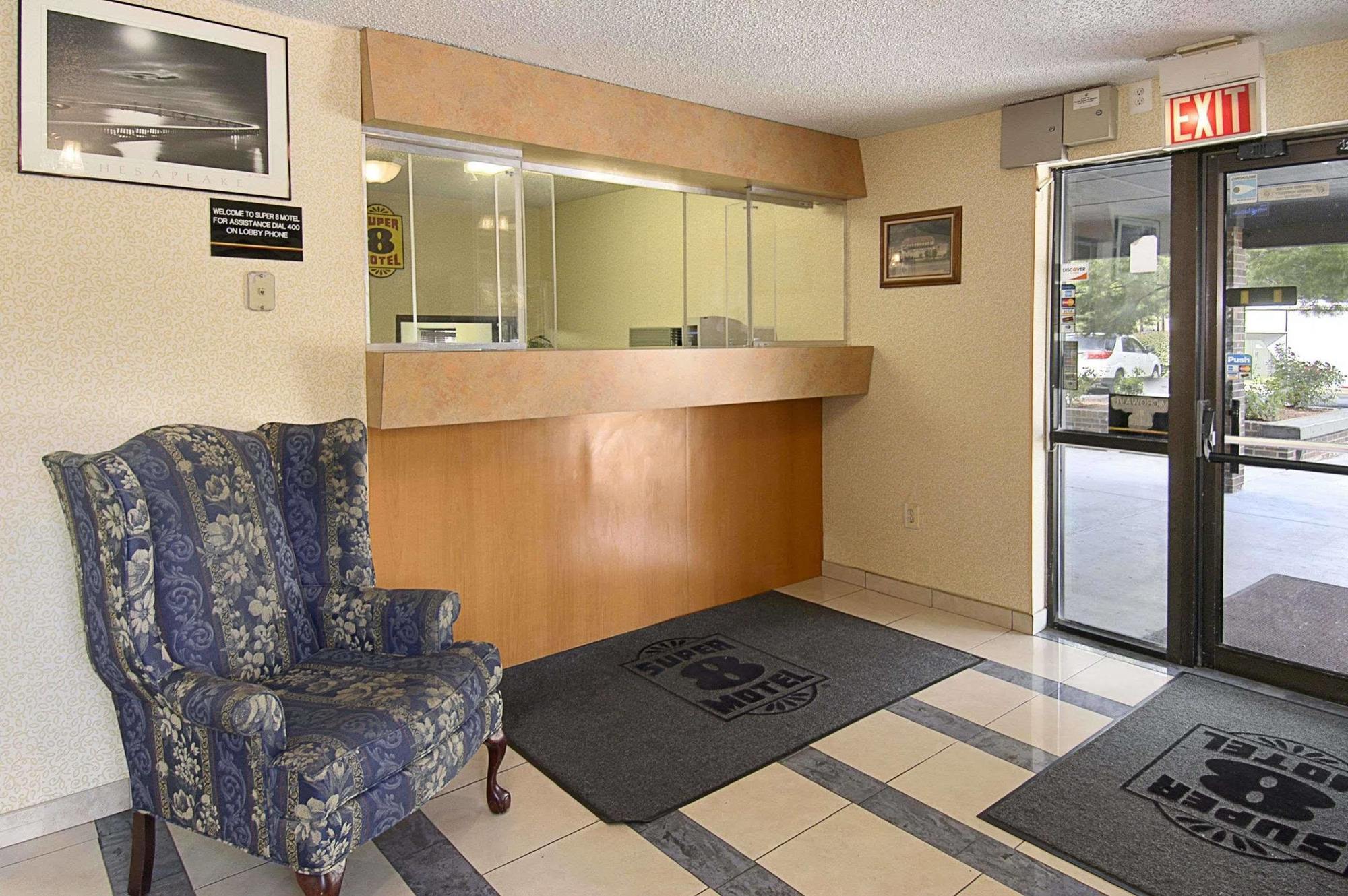 Motel Super 8 By Wyndham Waldorf Esterno foto